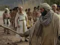Ein Mann mit Turban und Stab führt eine Gruppe in antiker Kleidung an. Szenen wie diese sind oft in christliche Serien zu sehen.