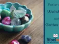 Bunte Edelsteine in einer Schale, die "Perlen der Weisheit aus Gottes Wort" symbolisieren.