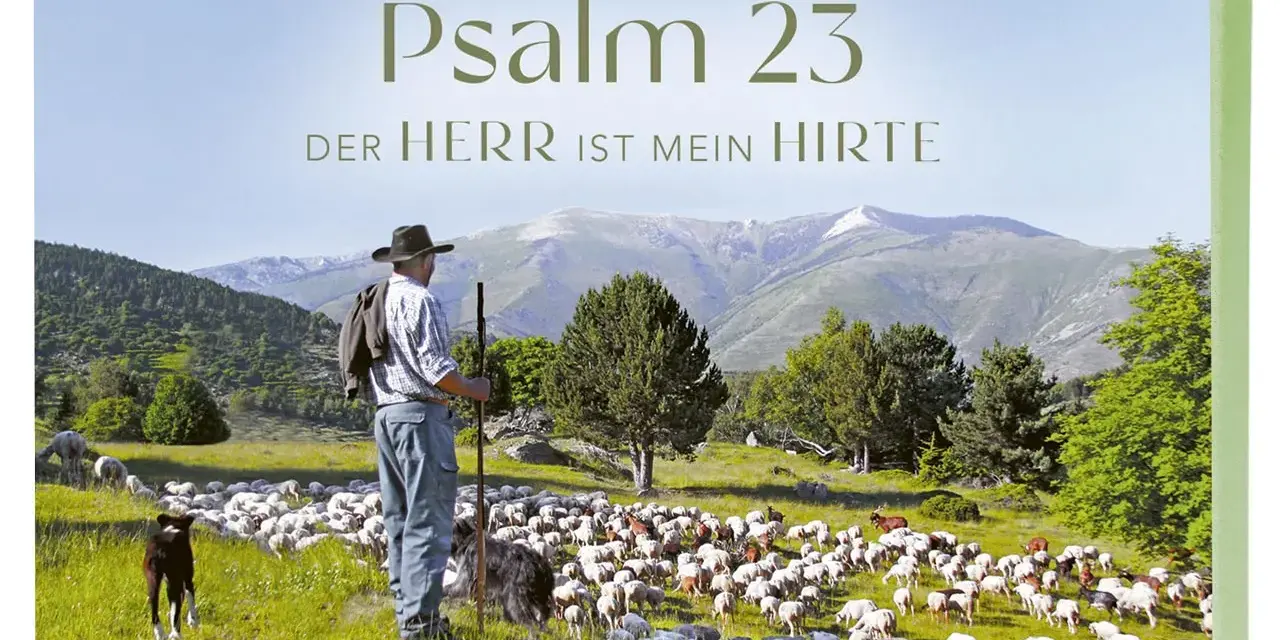 Ein Hirte mit Stab und Hut führt seine Schafherde durch eine bergige Landschaft. Der Text "Psalm 23" und "Der Herr ist mein Hirte" ist zu sehen.