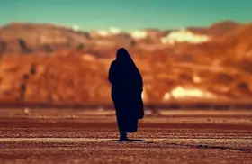 Eine Silhouette einer Person, die in der Wüste steht, erinnert an Johannes 1, wo das Wort am Anfang war.
