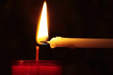 Eine Kerze wird entzündet, ein Licht für die Erinnerung zum Totensonntag.